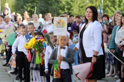 Иркутск.   Первоклассники на торжественной линейке, посвященной Дню знаний.