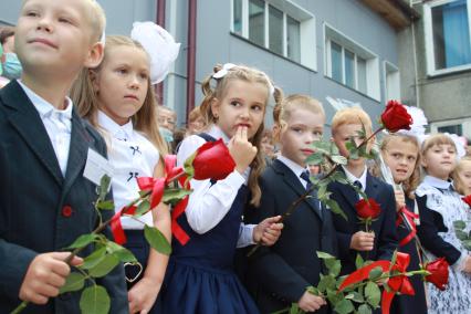 Иркутск.   Первоклассники на торжественной линейке, посвященной Дню знаний.