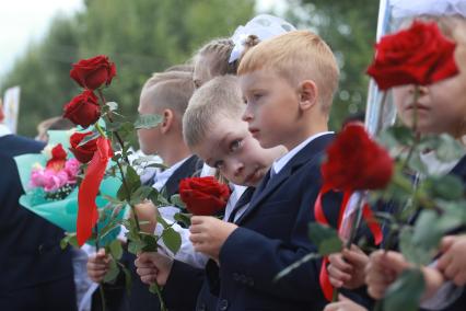 Иркутск.   Первоклассники на торжественной линейке, посвященной Дню знаний.