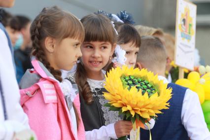 Иркутск.   Первоклассники на торжественной линейке, посвященной Дню знаний.