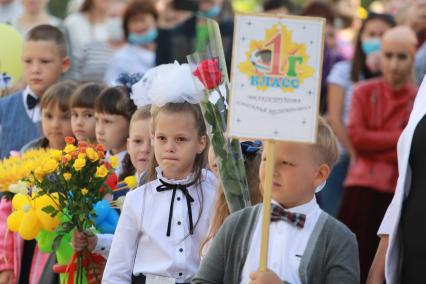 Иркутск.   Первоклассники на торжественной линейке, посвященной Дню знаний.