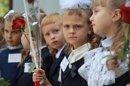 Иркутск.   Первоклассники на торжественной линейке, посвященной Дню знаний.