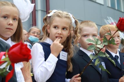 Иркутск.   Первоклассники на торжественной линейке, посвященной Дню знаний.