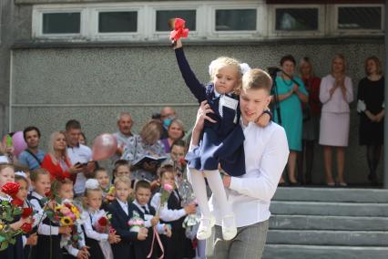 Иркутск.   Первоклассники на торжественной линейке, посвященной Дню знаний.