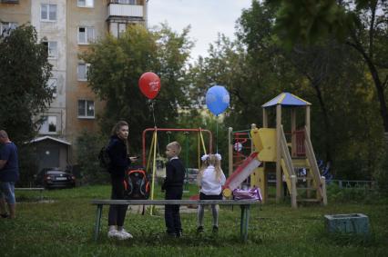 день знаний 1 сентября образования школьники дети ребенок детская площадка воздушный шарик