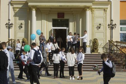 день знаний 1 сентября образования школьники дети ребенок золотая школа 106 Симановский скамейка