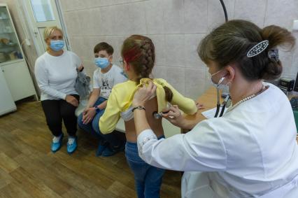 Санкт-Петербург. Осмотр детей у педиатра перед вакцинацией.