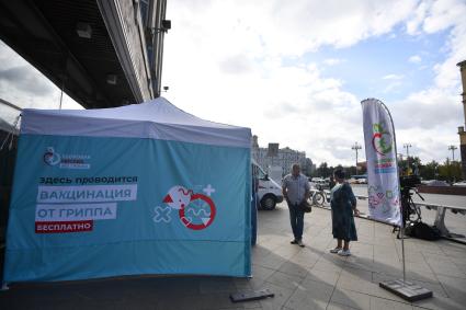 Москва.  Прохожие у мобильного  пункта вакцинации на Пушкинской площади.