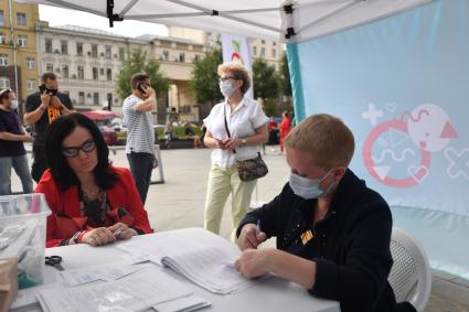 Москва.   У мобильного пункта бесплатной вакцинации на Пушкинской площади.