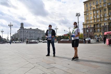 Москва.  Волонтеры  раздают листовки у мобильного пункта вакцинации на Пушкинской площади.