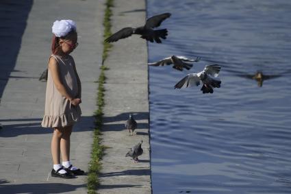 Екатеринбург. Девочка на набережной реки Исеть