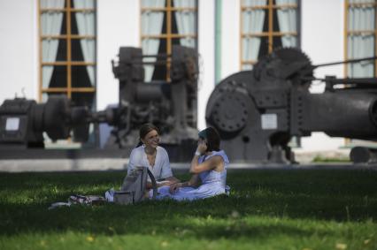 Екатеринбург. Девушки на пикнике на набережной реки Исеть