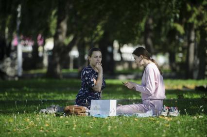 Екатеринбург. Девушки на пикнике на набережной реки Исеть