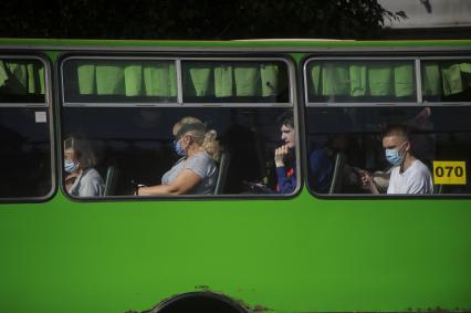 Екатеринбург. Пассажиры автобуса в медицинских масках