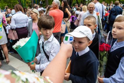 Челябинск. Первое сентября. Ученикам измеряют температуру при входе в здание гимназии №1.