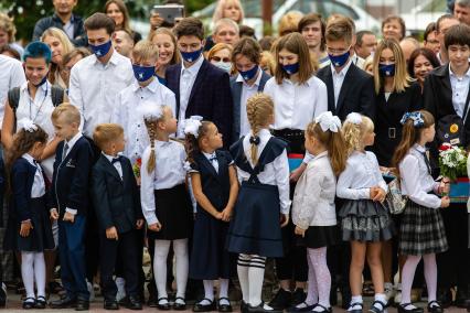 Челябинск. Первое сентября. Учащиеся гимназии №1 на торжественной линейке.