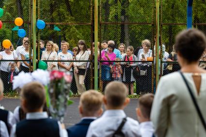 Челябинск. Первое сентября. Родители учеников стоят за воротами школы во время торжественной линейки у здания гимназии №1.