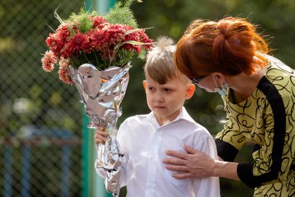 Челябинск. Первое сентября. Первоклассник на торжественной линейке у здания гимназии №1.