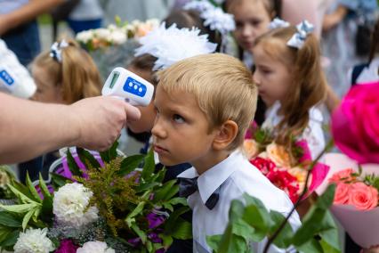 Челябинск. Первое сентября. Ученикам измеряют температуру при входе в здание гимназии №1.