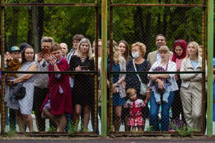 Челябинск. Первое сентября. Родители учеников стоят за воротами школы во время торжественной линейки у здания гимназии №1.