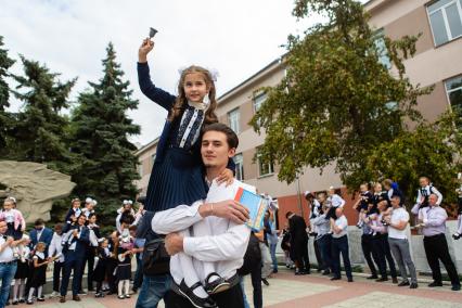 Челябинск. Первое сентября. Учащиеся гимназии №1 на торжественной линейке.