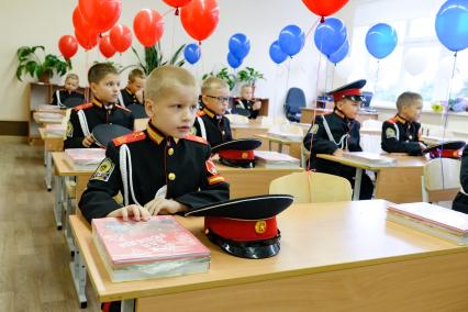 Санкт-Петербург.  Кадеты в классе в День знаний.