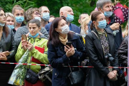 Санкт-Петербург. Родители во время торжественной линейки в День знаний в Кадетской школе.