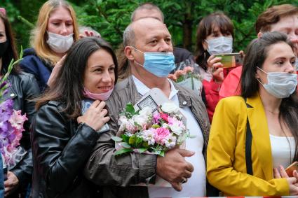 Санкт-Петербург. Родители во время торжественной линейки в День знаний в Кадетской школе.