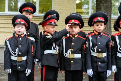 Санкт-Петербург. Кадеты перед началом торжественной линейки в День знаний в Кадетской школе.