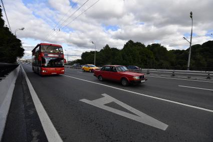 Москва.  Выделенная полоса для общественного транспорта.