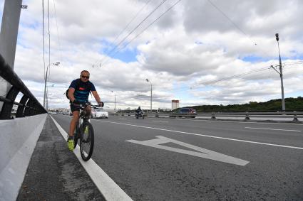 Москва.  Выделенная полоса для общественного транспорта.