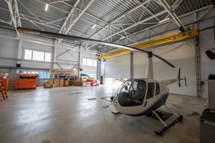 Московская область. Легкий многоцелевой вертолет американской компании Robinson Helicopter Robinson R44 на площадке хелипарка \"Подушкино\", принадлежащего компании \"Русские Вертолетные системы\".