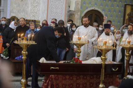 Екатеринбург. Глава Екатеринбурга Александр Высокинский во время прощания с детским писателем и основателем детского отряда \'Каравелла\' Владиславом Крапивиным