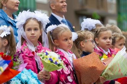 Ленинградская область. г.Мурино. Первое сентября. Первоклассники на торжественной линейке школы \"Муринский центр образования № 2\".