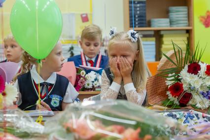 Ленинградская область. г.Мурино. Первое сентября. Ученики на первом уроке в школе \"Муринский центр образования № 2\".