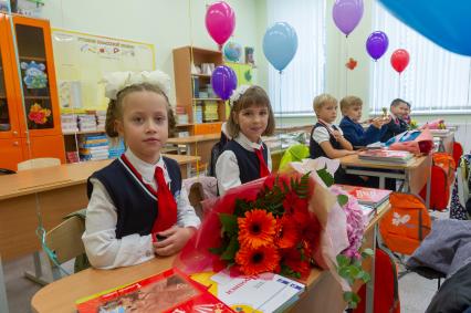 Ленинградская область. г.Мурино. Первое сентября. Ученики на первом уроке в школе \"Муринский центр образования № 2\".