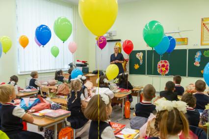 Ленинградская область. г.Мурино. Первое сентября. Ученики на первом уроке в школе \"Муринский центр образования № 2\".