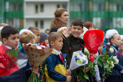 Ленинградская область. г.Мурино. Первое сентября. Первоклассники на торжественной линейке школы \"Муринский центр образования № 2\".