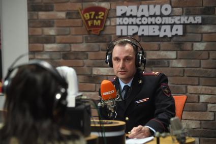 Москва. Начальник ФКУ \"Научный центр безопасности дорожного движения МВД России\" Дмитрий Митрошин на радиостанции \"Комсомольская правда\".