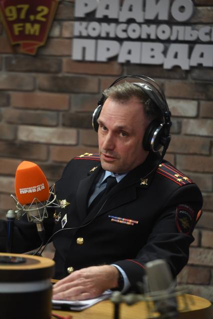 Москва. Начальник ФКУ \"Научный центр безопасности дорожного движения МВД России\" Дмитрий Митрошин на радиостанции \"Комсомольская правда\".