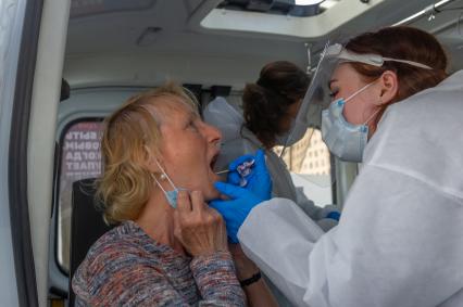 Санкт-Петербург. Проведение бесплатной вакцинации от ГРИППа в передвижном прививочном пункте.