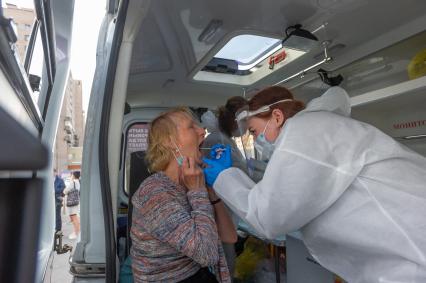 Санкт-Петербург. Проведение бесплатной вакцинации от ГРИППа в передвижном прививочном пункте.