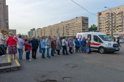 Санкт-Петербург. Проведение бесплатной вакцинации от ГРИППа в передвижном прививочном пункте.