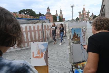 Москва.   Художники на Васильевском спуске.