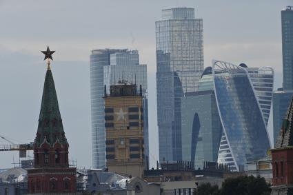 Москва. Вид на Кремль и башни делового центра Москва-Сити .