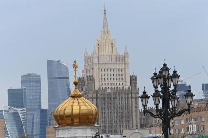 Москва.   Вид на здание МИД РФ.