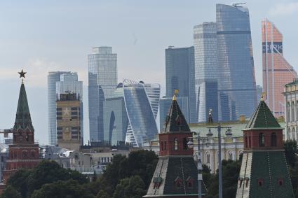 Москва.   Вид на Кремль  и башни делового центра Москва-Сити .