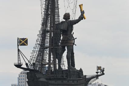 Москва.   Вид на фрагмент памятника Петру I.