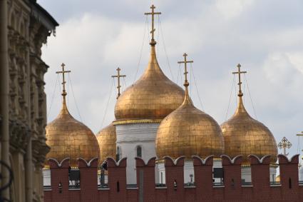 Москва.   Купола соборов Московского Кремля.