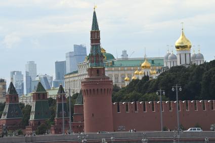 Москва.   Вид на Кремль от парка Зарядье.